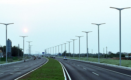 海口江東新區(qū)主干道的這些路燈，有“飛”一般的感覺